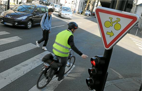 Griller un feu rouge à vélo est une infraction, mais il existe des exceptions.